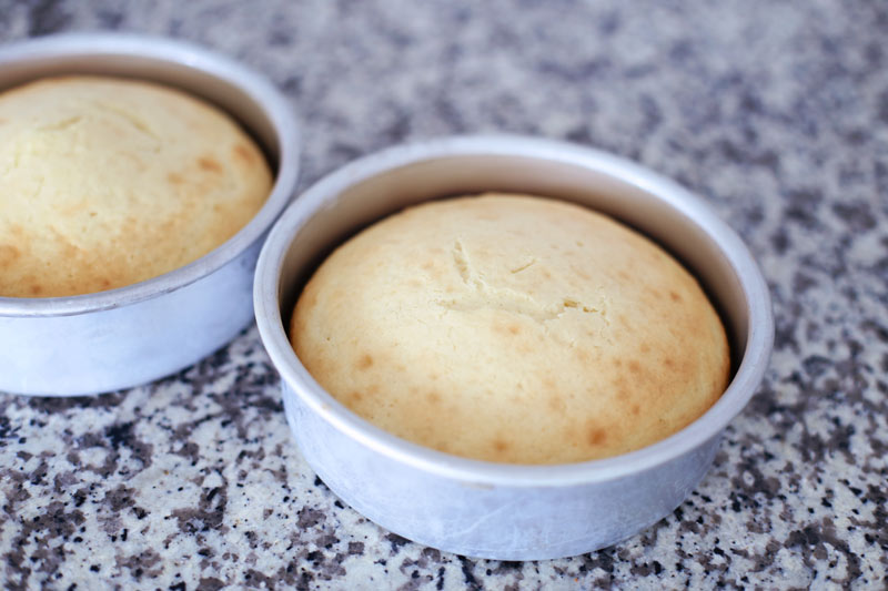 Easy baked cakes straight out the oven. From Twist Me Pretty.