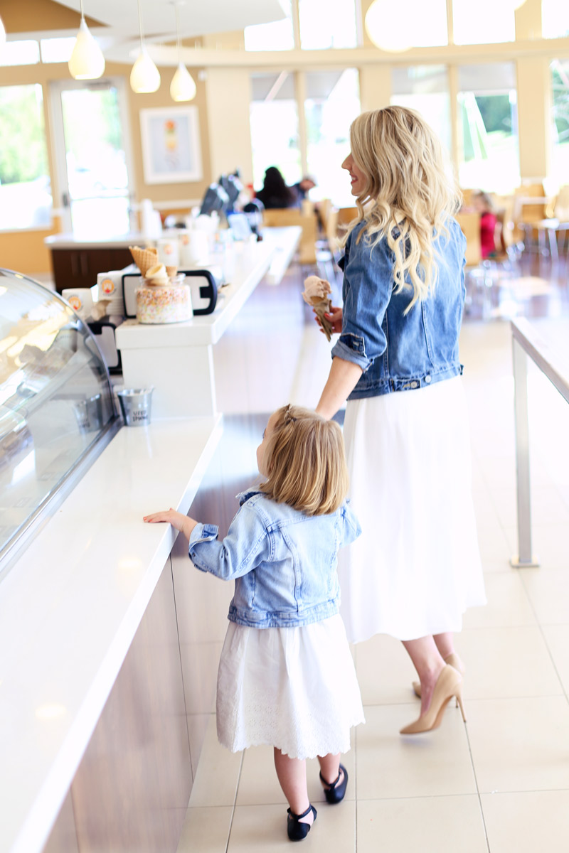 Abby and Savy get ice creams