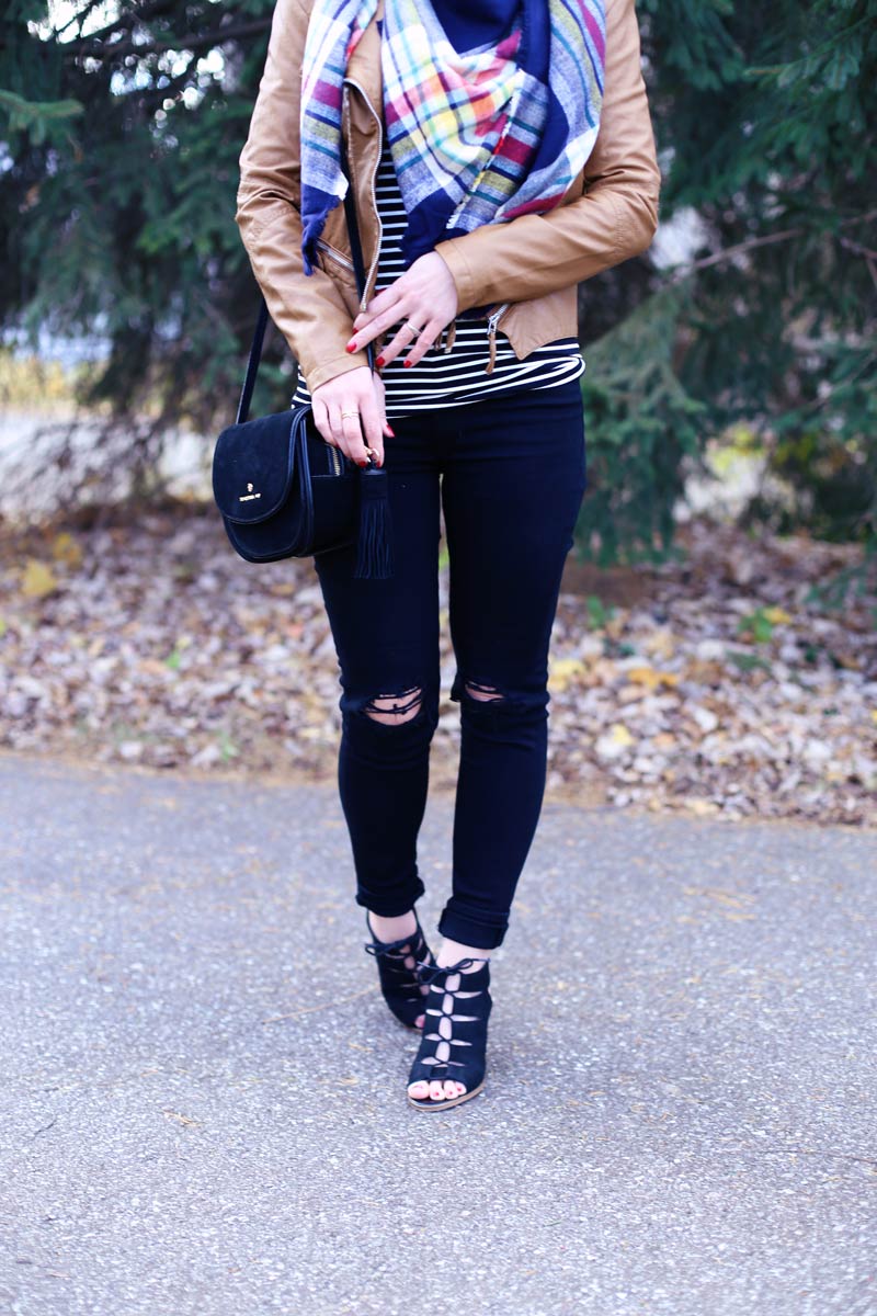 Comfy skinny jeans are a must for a Thanksgiving outfit. Find out more at Twist Me Pretty.