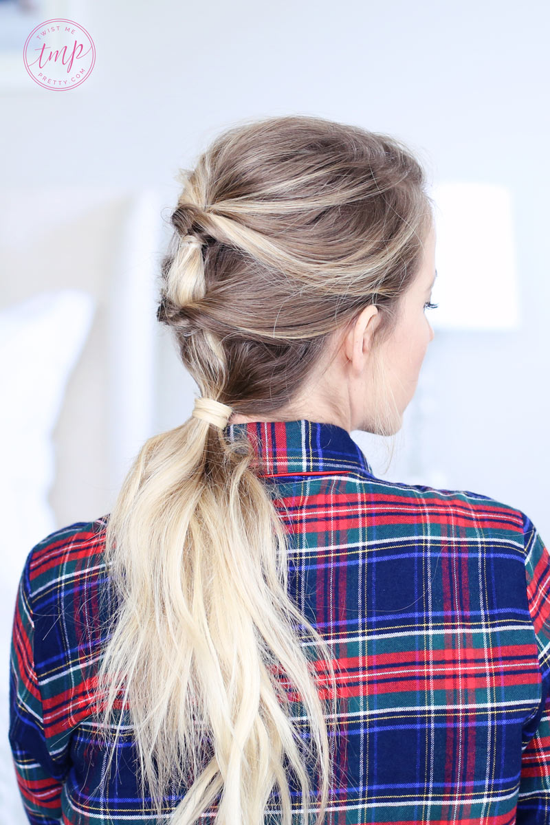 Quick and easy flipped-through ponytails: the perfect Christmas morning hairstyle! Twist Me Pretty