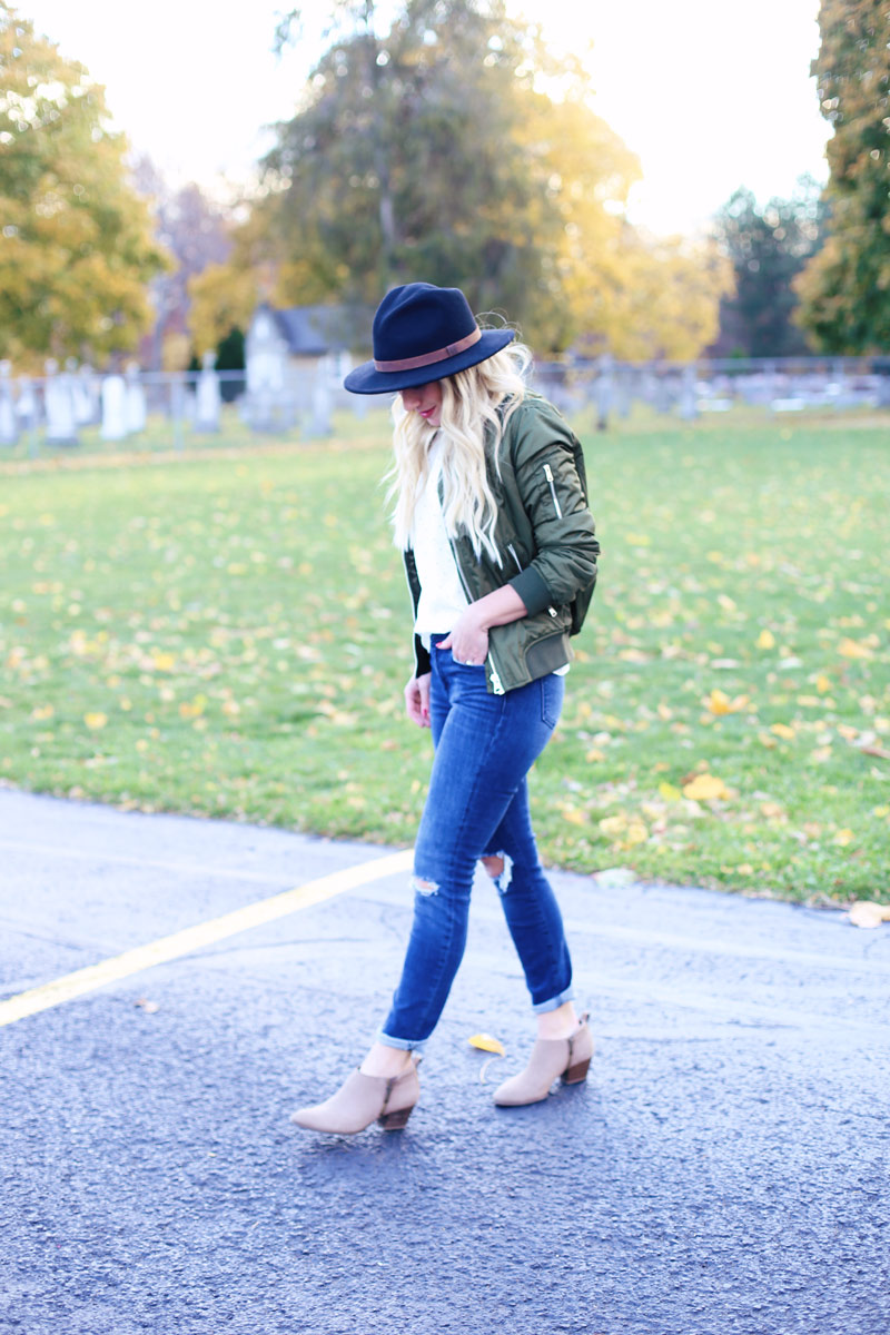 Cowgirl looks, pairing booties and a hat.