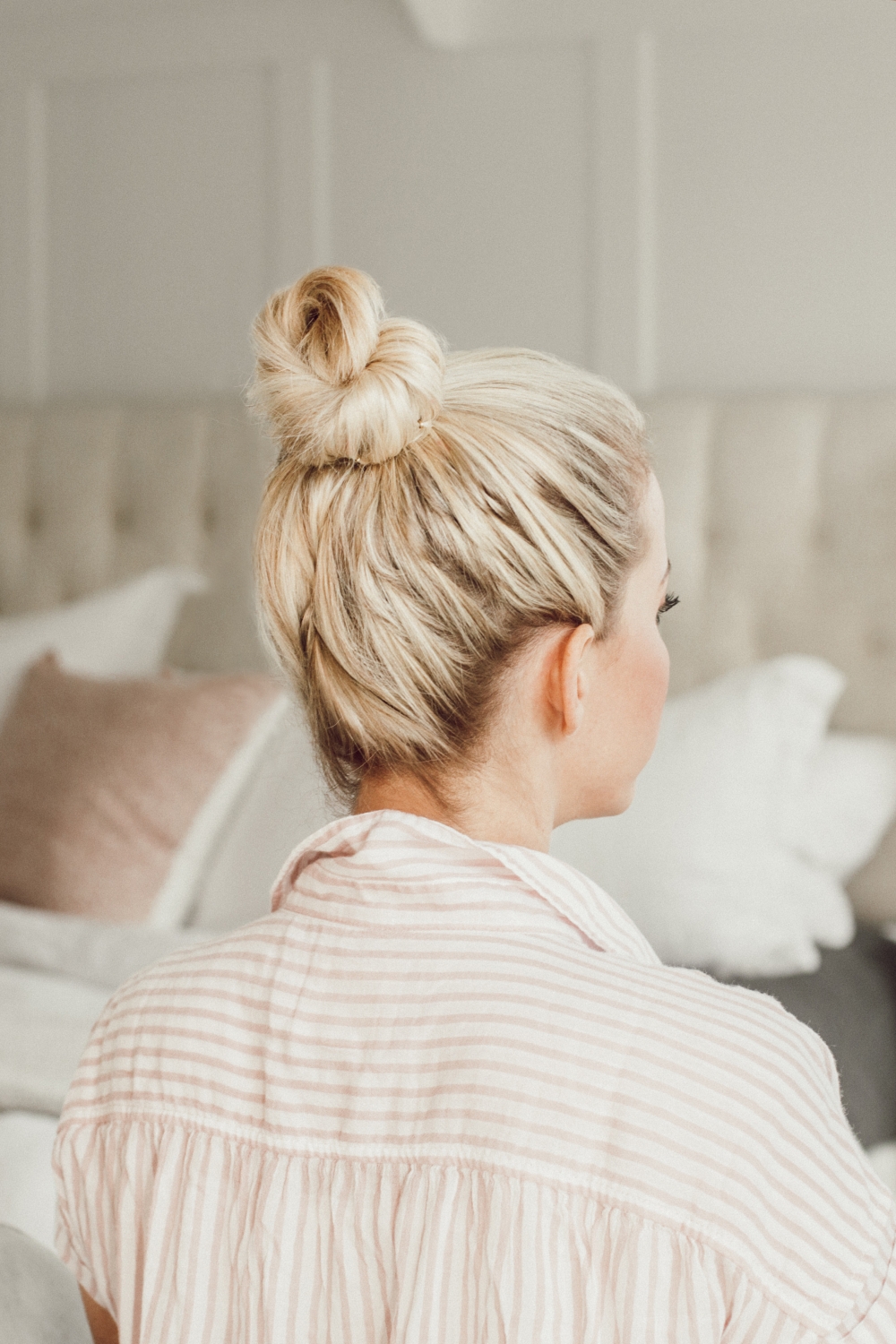 5 easy messy bun tutorials from Abby from twistmepretty.com