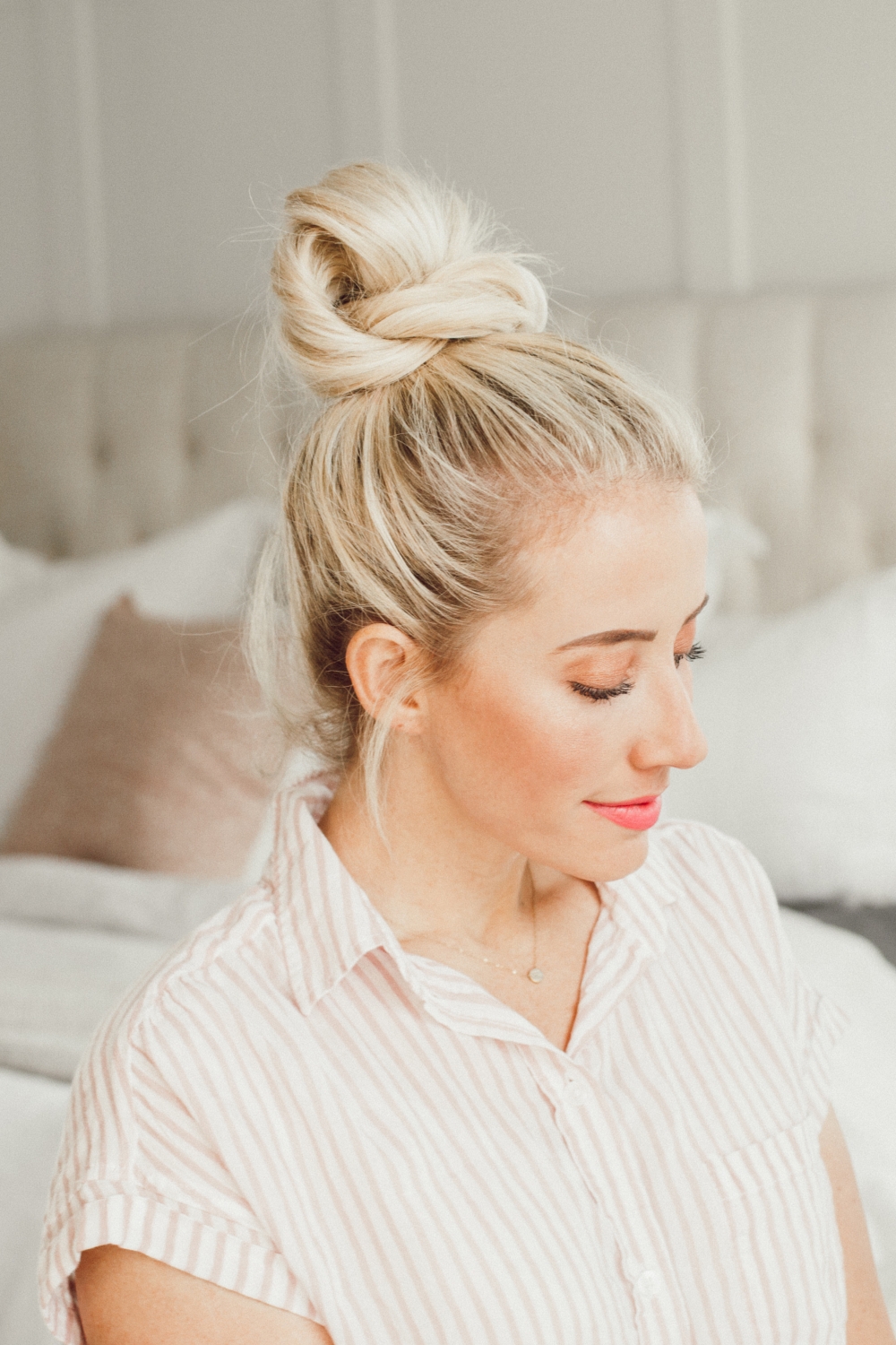 5 cute messy bun tutorials from Abby from twistmepretty.com