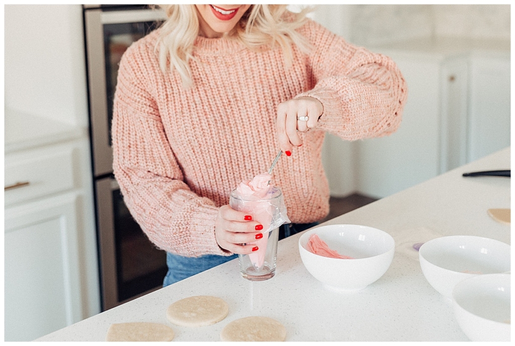 3 failproof ways to frost Valentines Sugar Cookies how to frost sugar cookies with twistmepretty.com