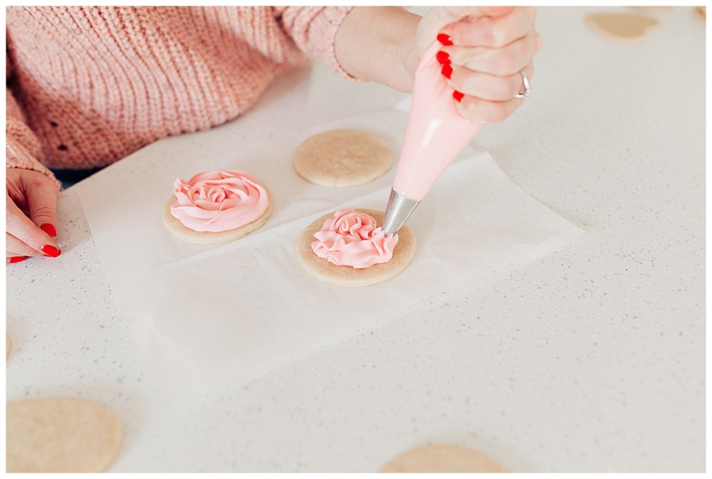 3 fail proof ways to frost Valentines Sugar Cookies how to frost sugar cookies with twistmepretty.com