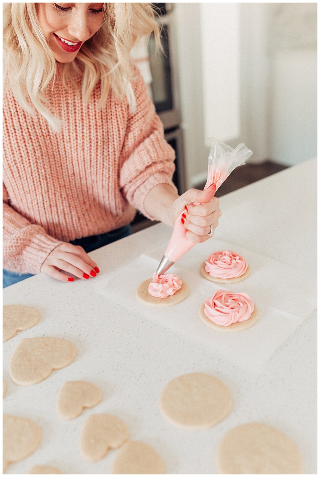 3 failproof ways to frost Valentines Sugar Cookies how to frost sugar cookies with twistmepretty.com