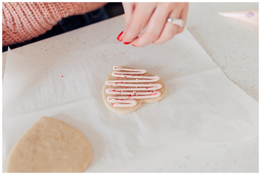 3 fail proof ways to frost Valentines Sugar Cookies how to frost sugar cookies with twistmepretty.com