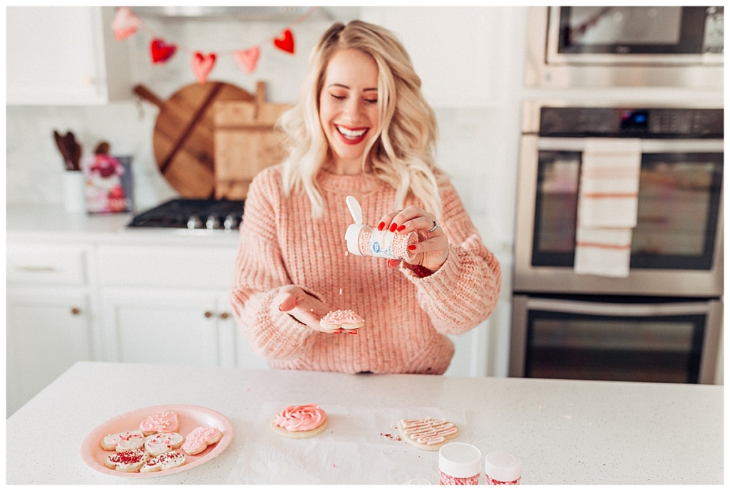 3 failproof ways to frost Valentines Sugar Cookies how to frost sugar cookies with twistmepretty.com