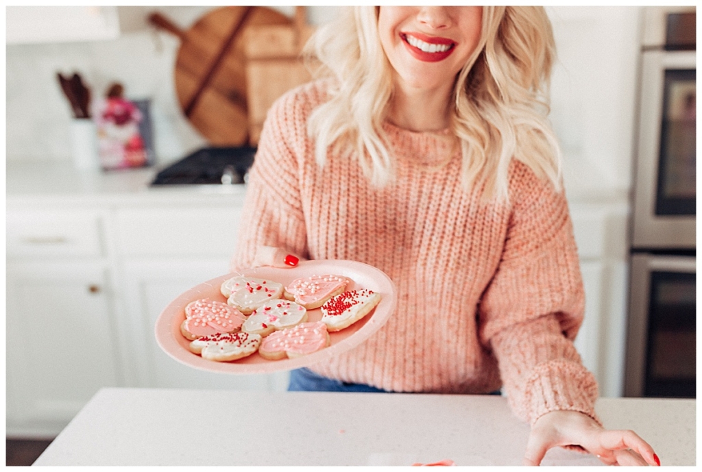 3 fail proof ways to frost Valentines Sugar Cookies how to frost sugar cookies with twistmepretty.com