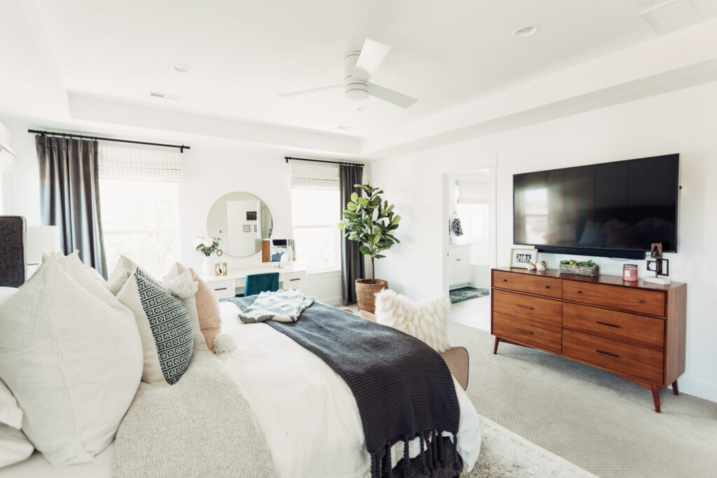 Easy modern bedroom decor inspiration from Twistmepretty.com