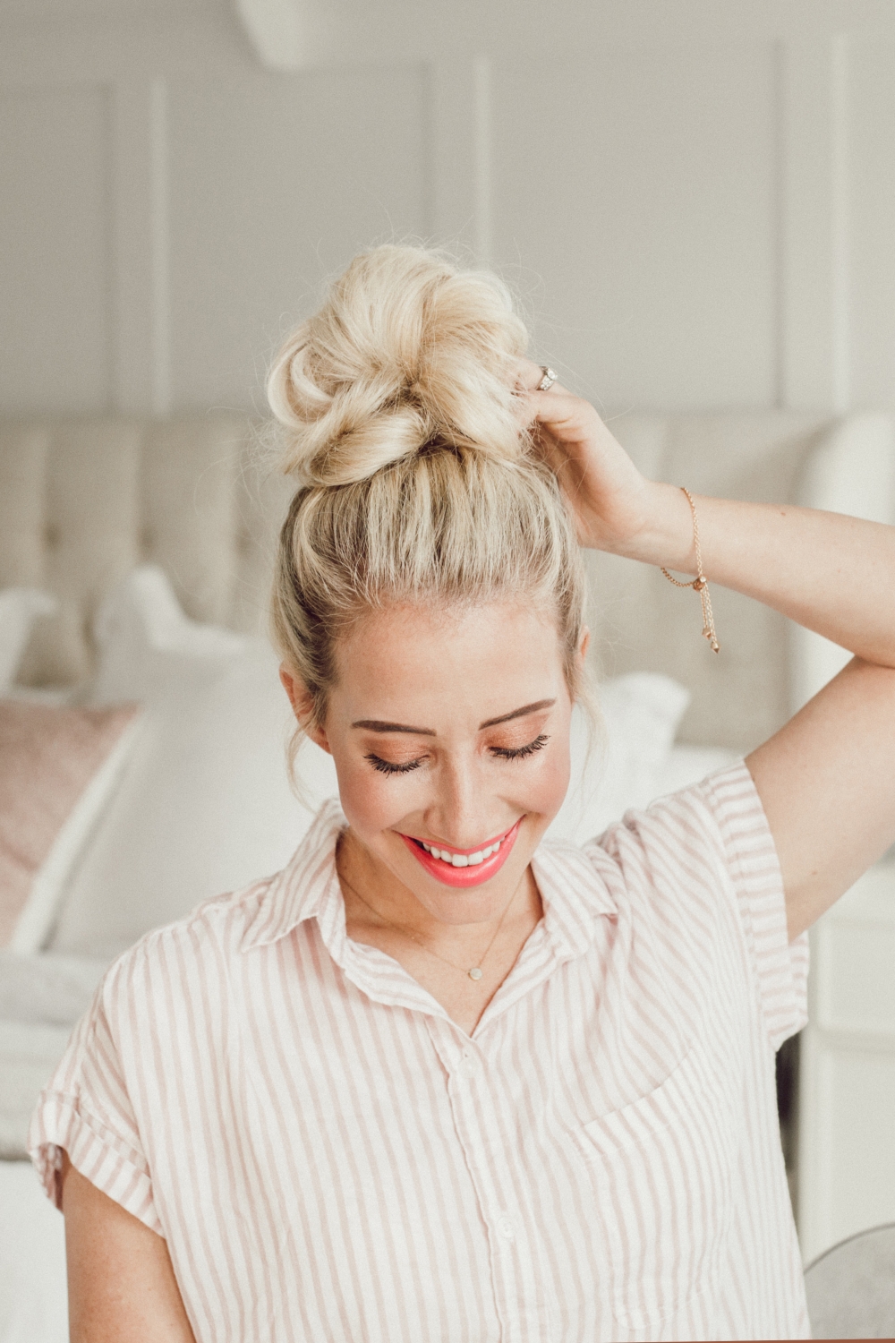 Here are 5 ways to wear the messy bun- perfect for back to school from Twistmepretty.com