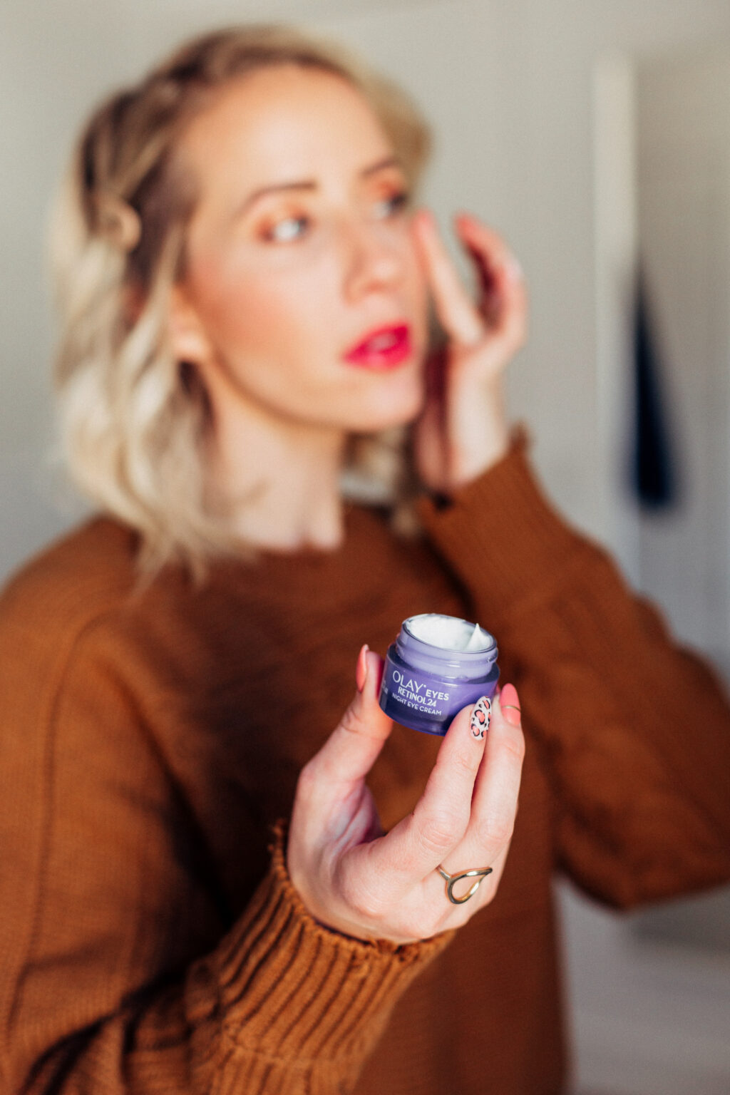 How does retinol work and what can retinol help? Find out all the details for why you need retinol in your skincare routine. 