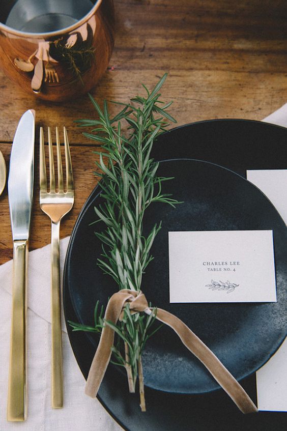 Simple Holiday Tablescape Ideas