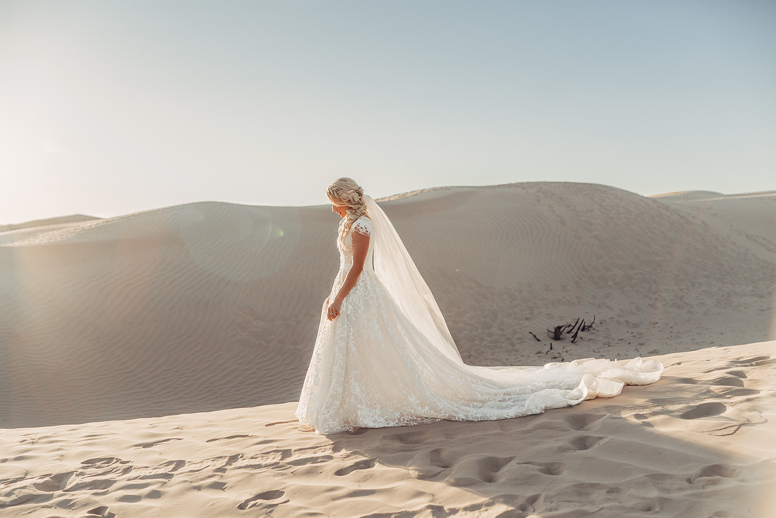 Minimalist backdrop in Utah for first look photosession www.twistmepretty.com