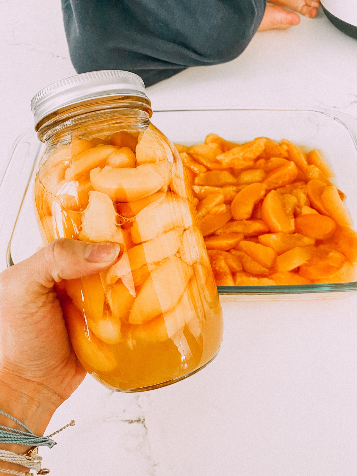 Canned peaches make this peach cobbler recipe super quick and easy! www.twistmepretty.com