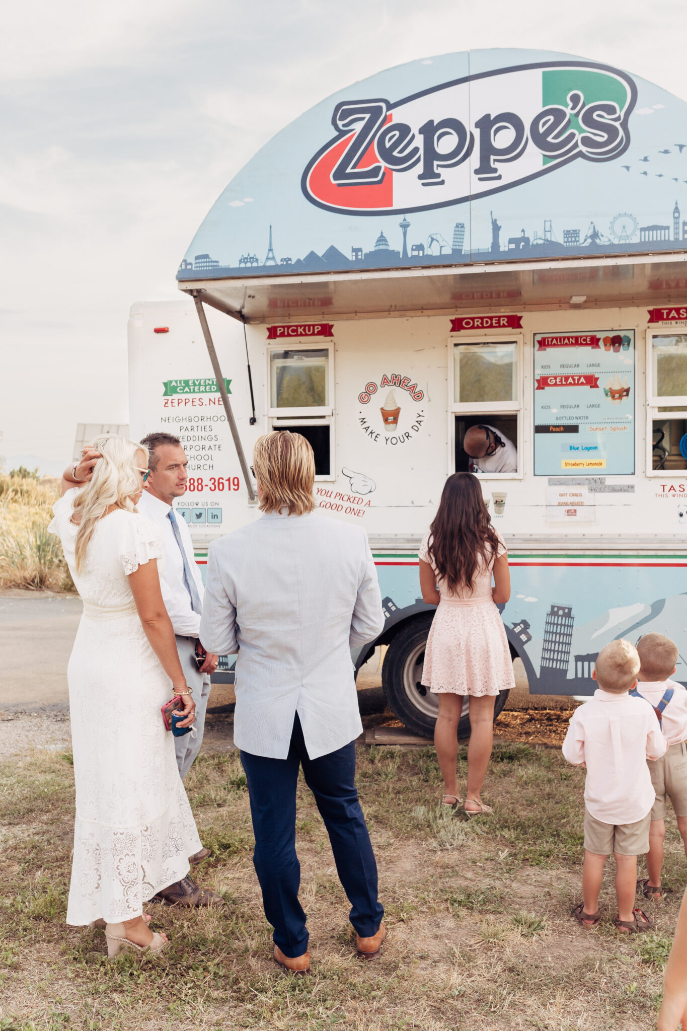 Having a pizza food truck was the best choice for our wedding www.twistmepretty.com