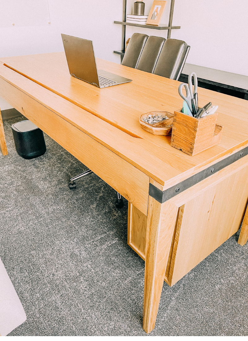 The cord storage is one of our favorite features of this modern desk www.twistmepretty.com