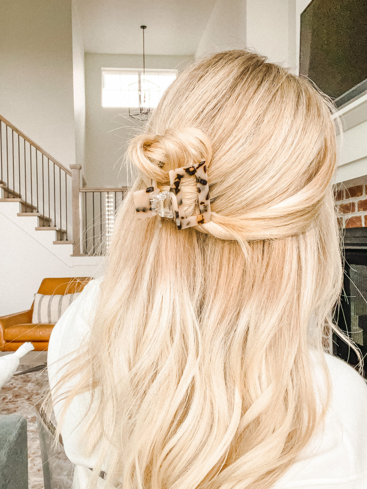 Cute and Easy Hairstyles With Claw Clips for All Hair Types - Uptown Girl